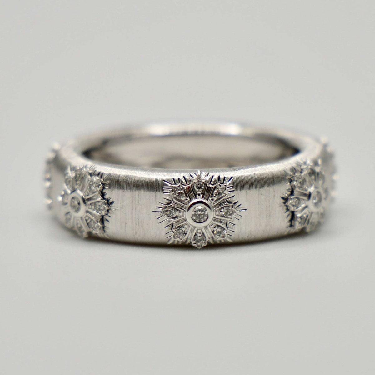 Fabric silk engraved diamond ring in solid gold
