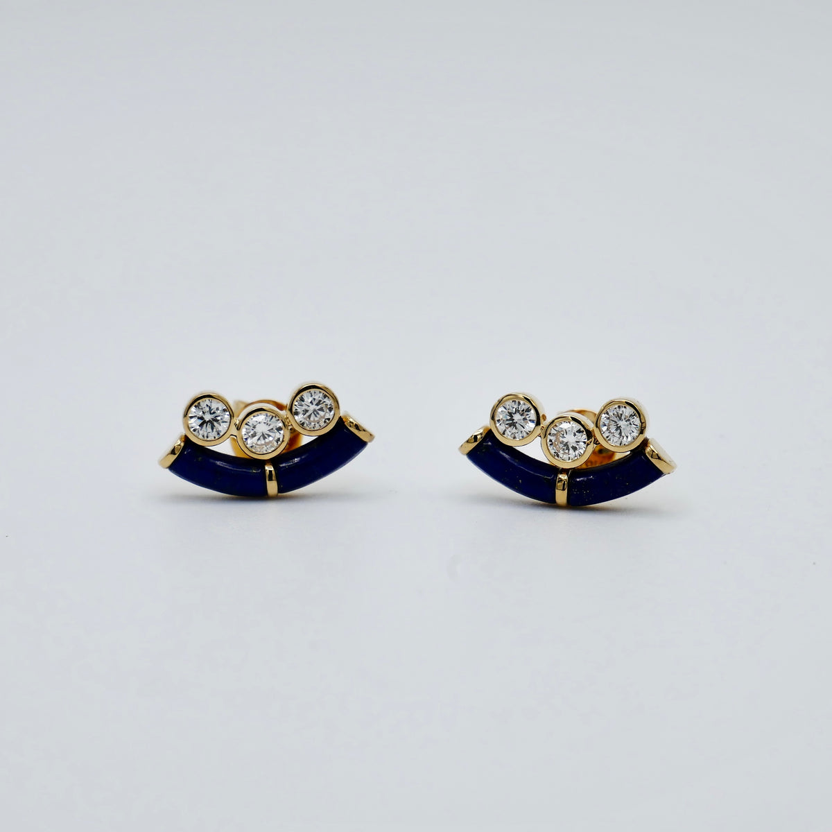 Boucles d'oreilles clous en émeraudes de Zambie, taille ronde et émeraude, serties en chaton géorgien, 9 carats